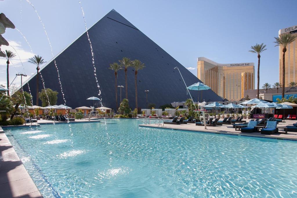 hotel luxor pyramid las vegas