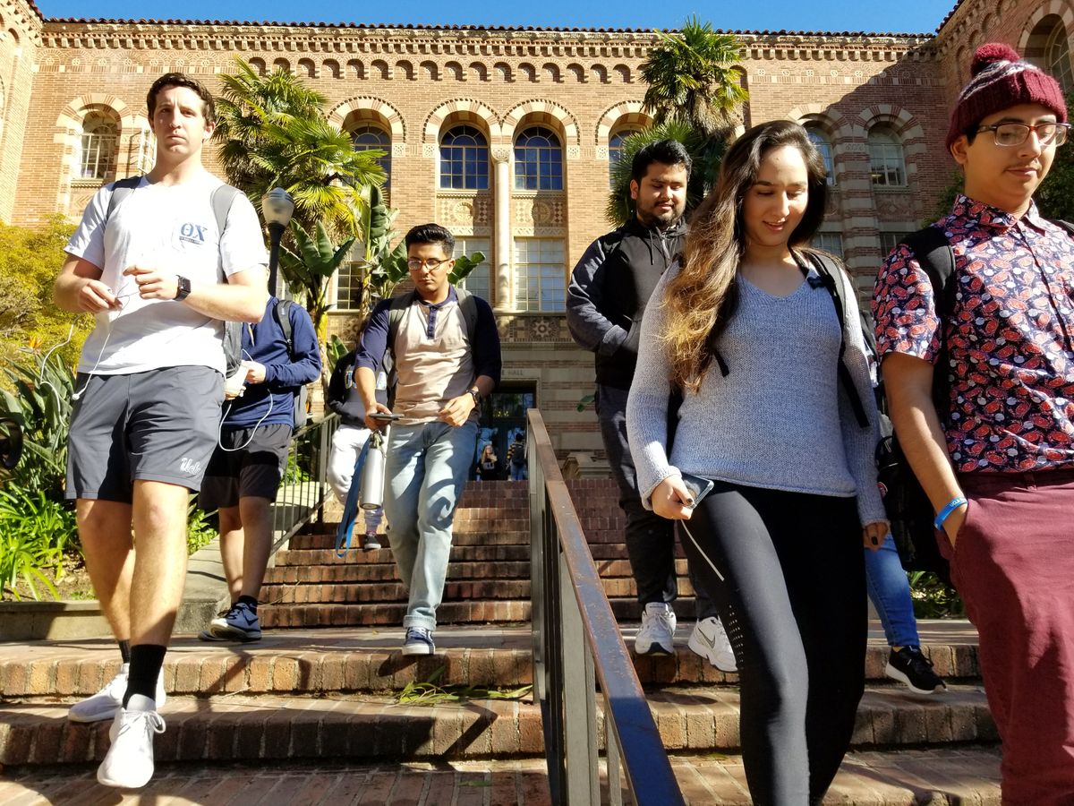 how many students attend ucla