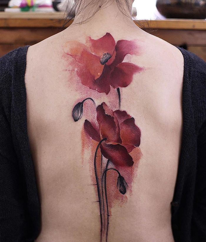 tatuaje flores en la espalda