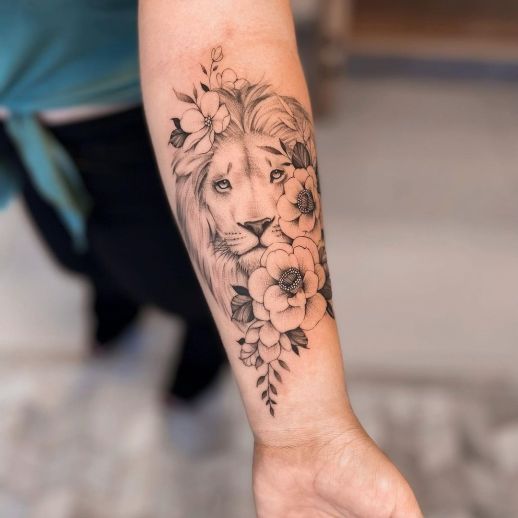 tatuaje de león para mujer