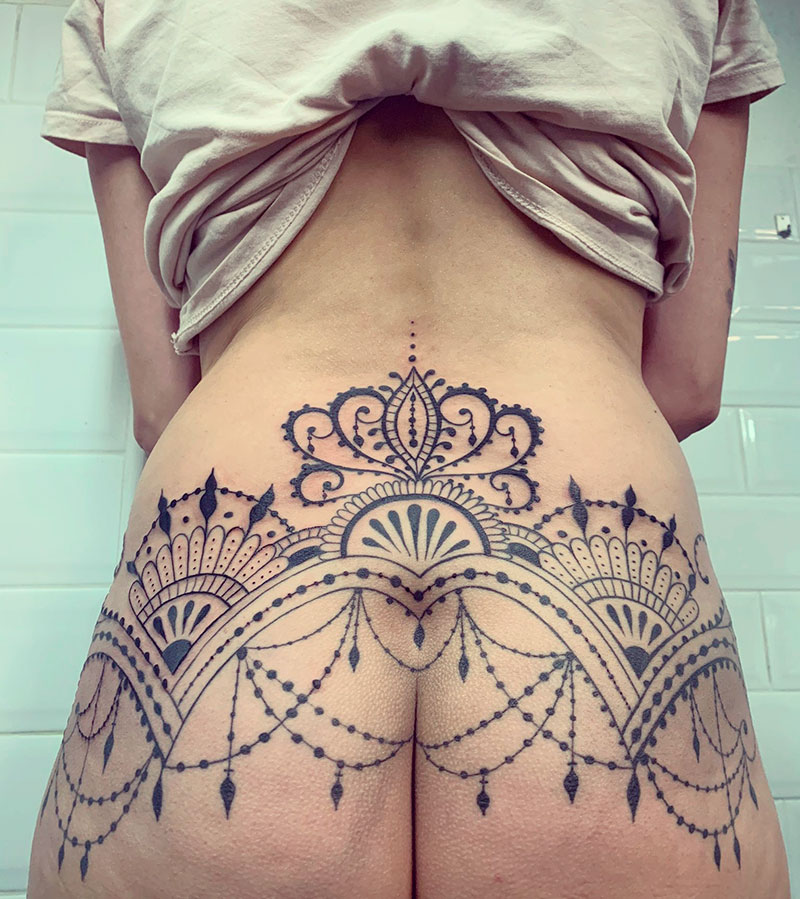 tatuaje gluteos mujer