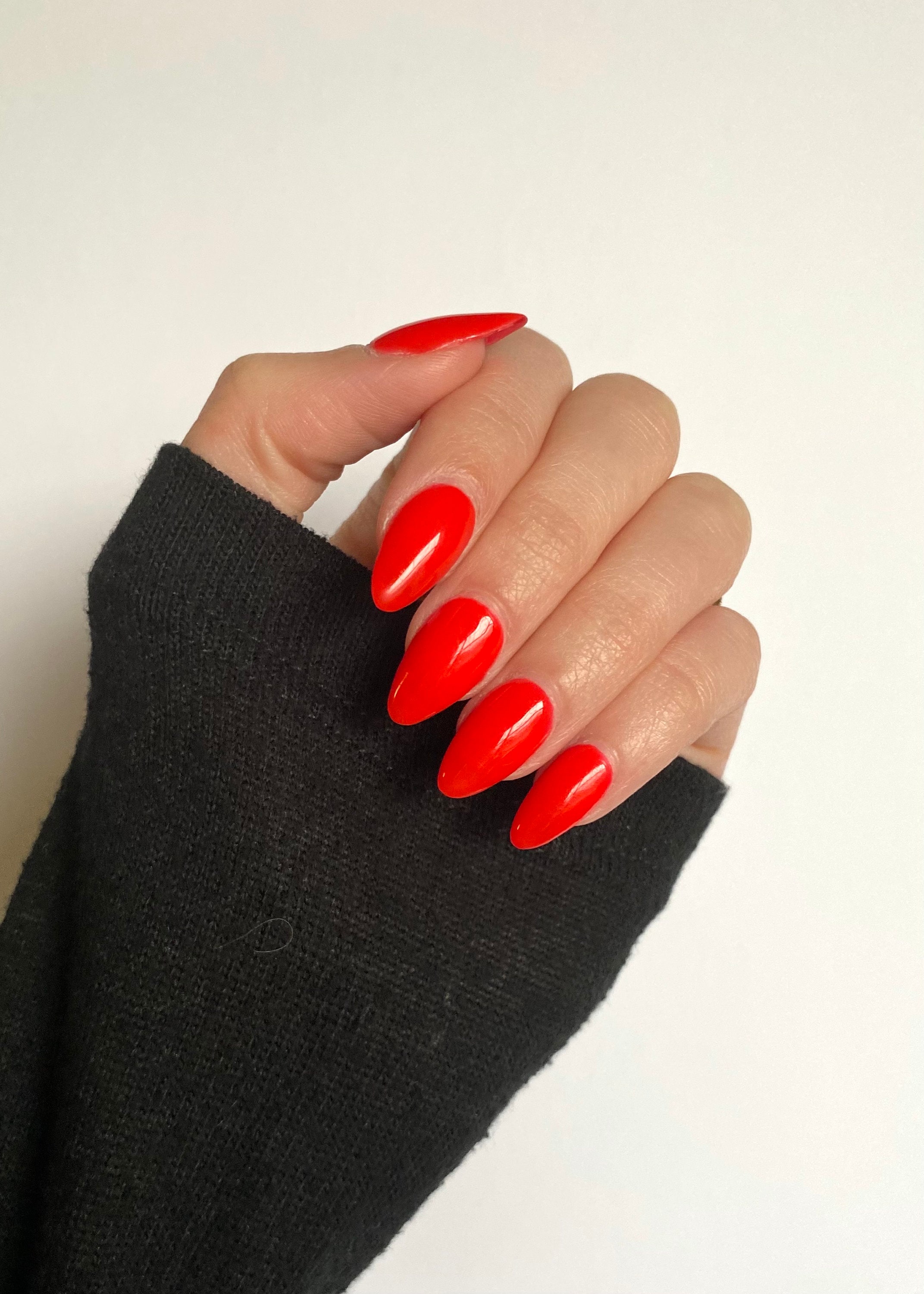 almond red nails