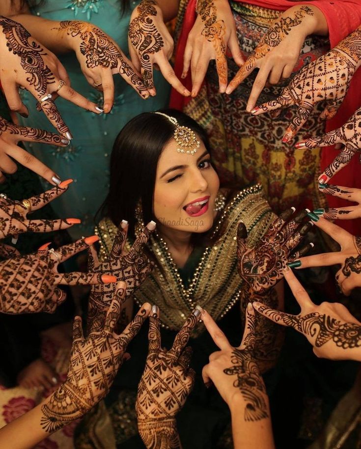 mehndi pose bride