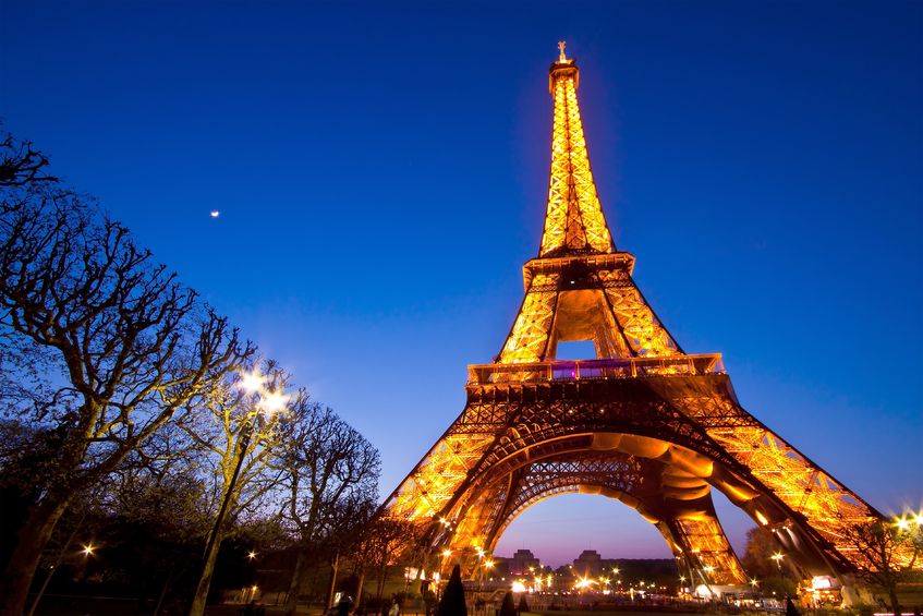 when does the eiffel tower sparkle