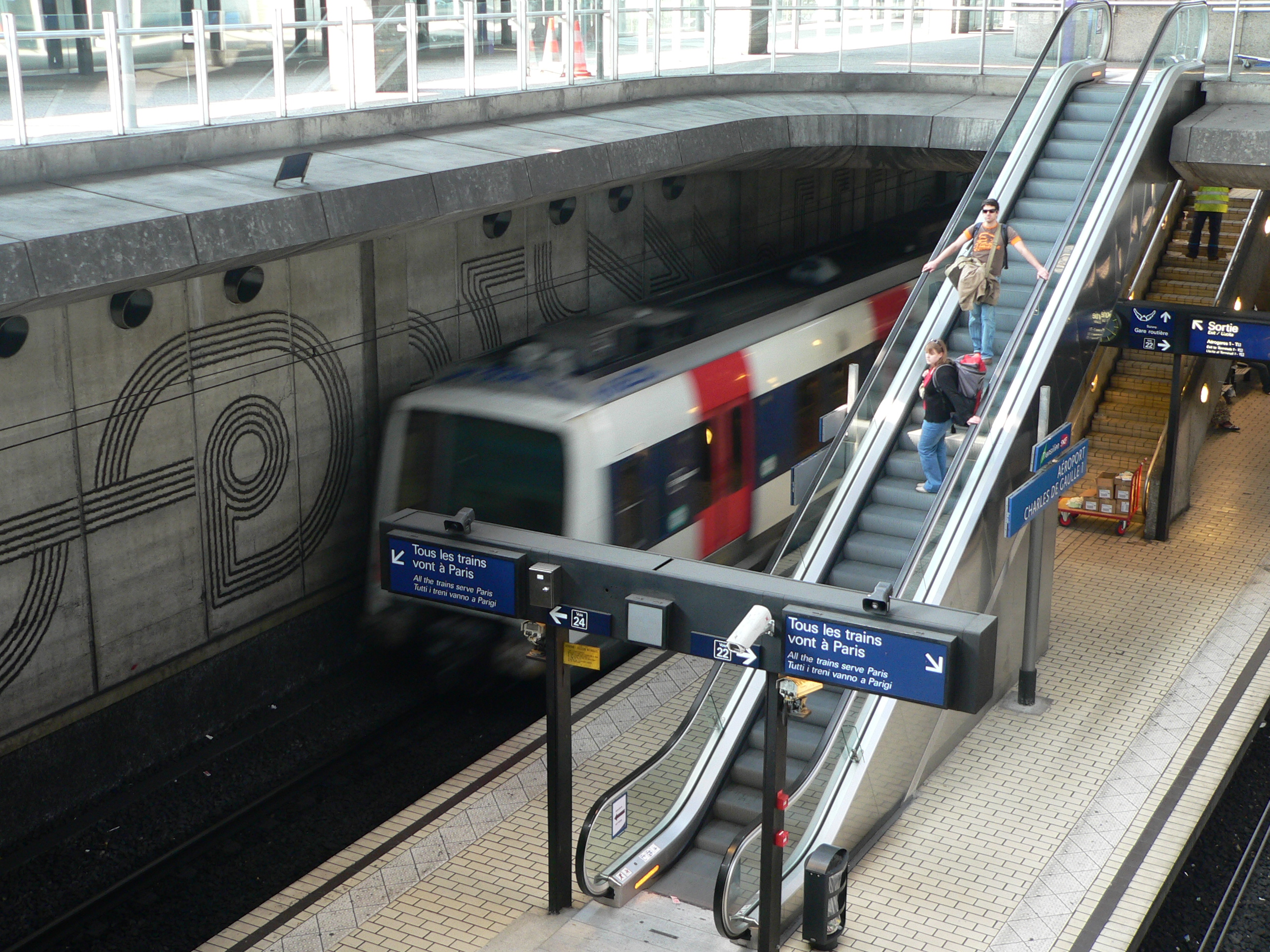 charles de gaulle train station to paris