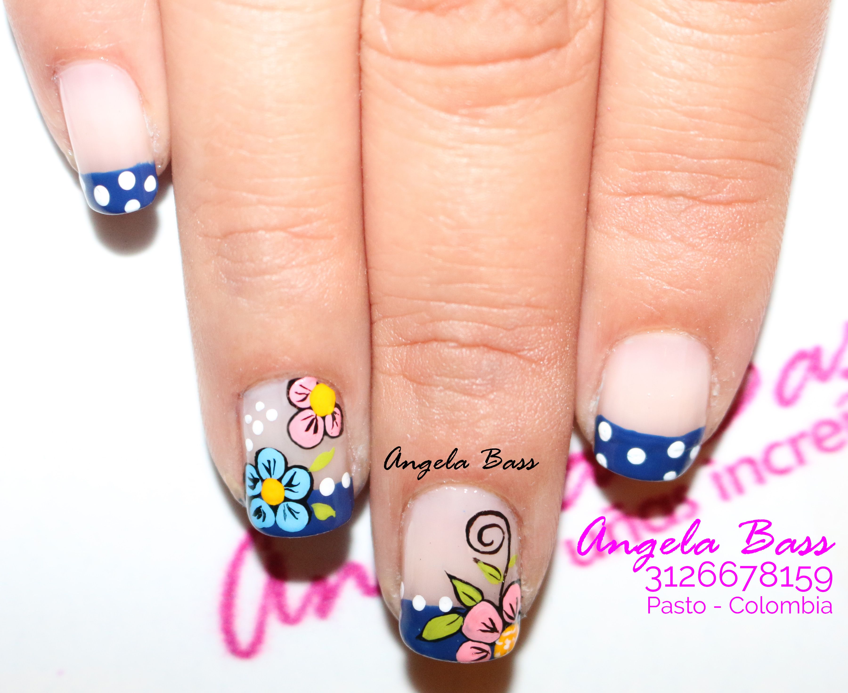 uñas decoradas con flores y mariposas