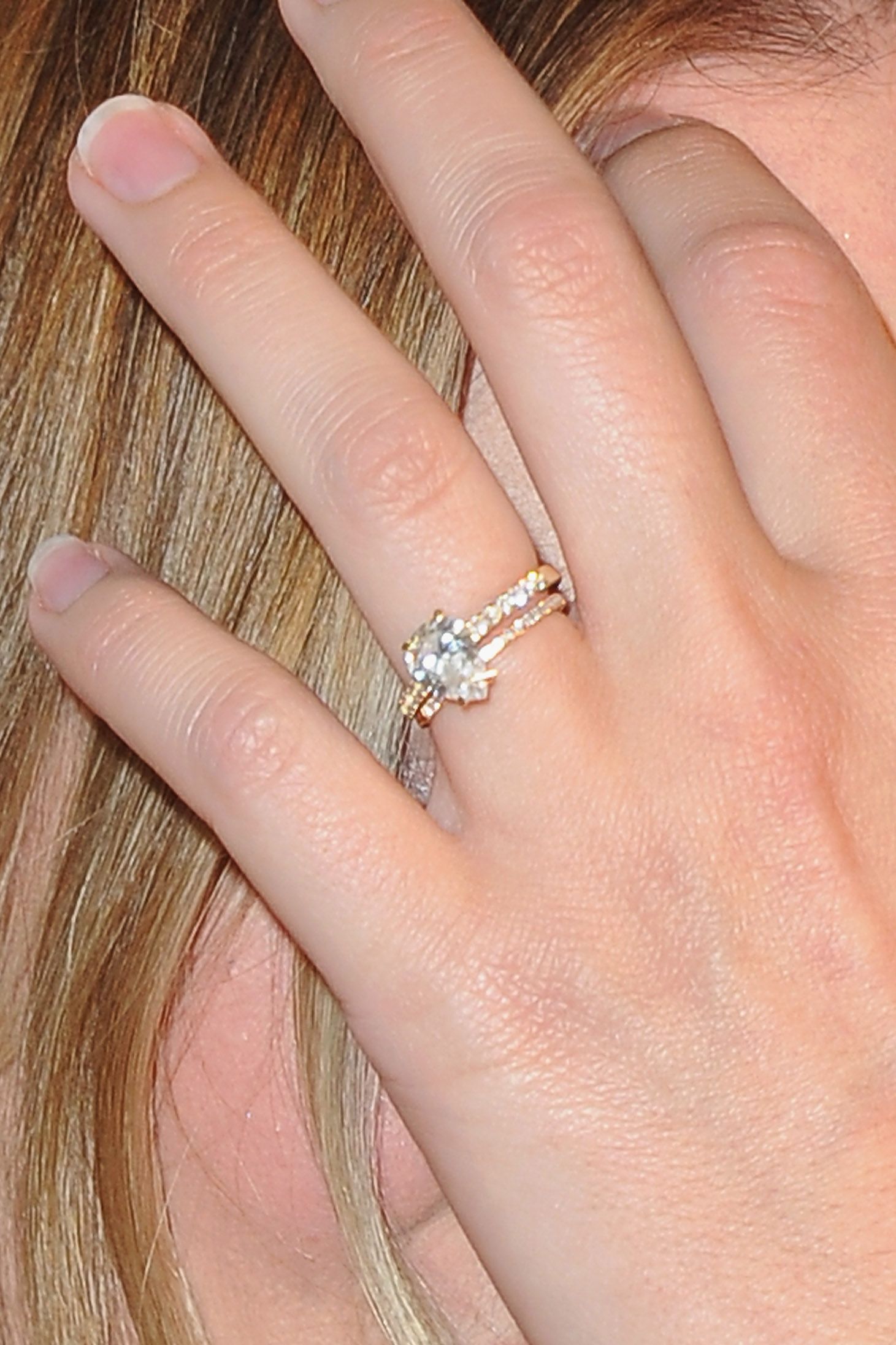 margot robbie engagement ring