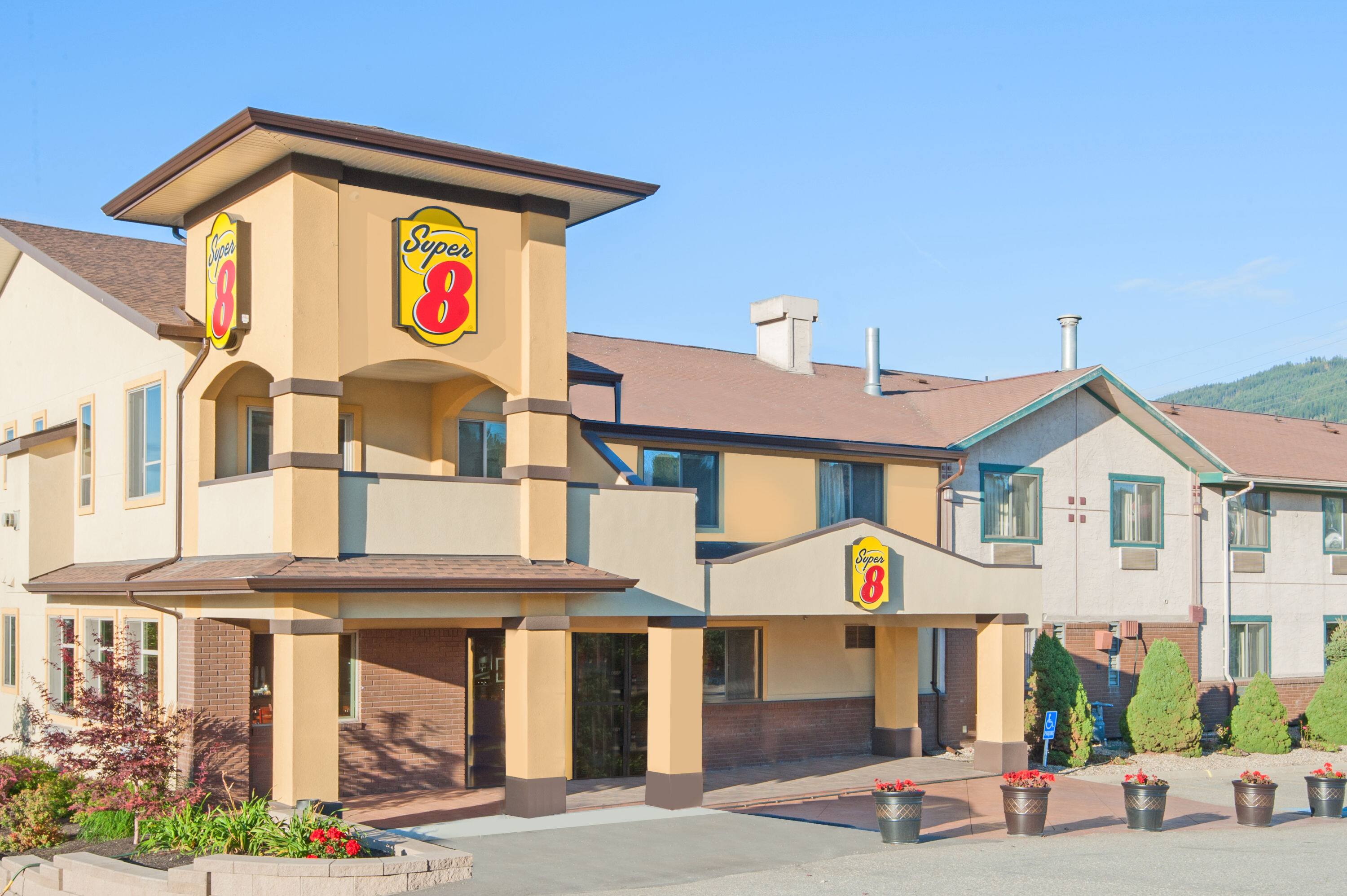 salmon arm hotels