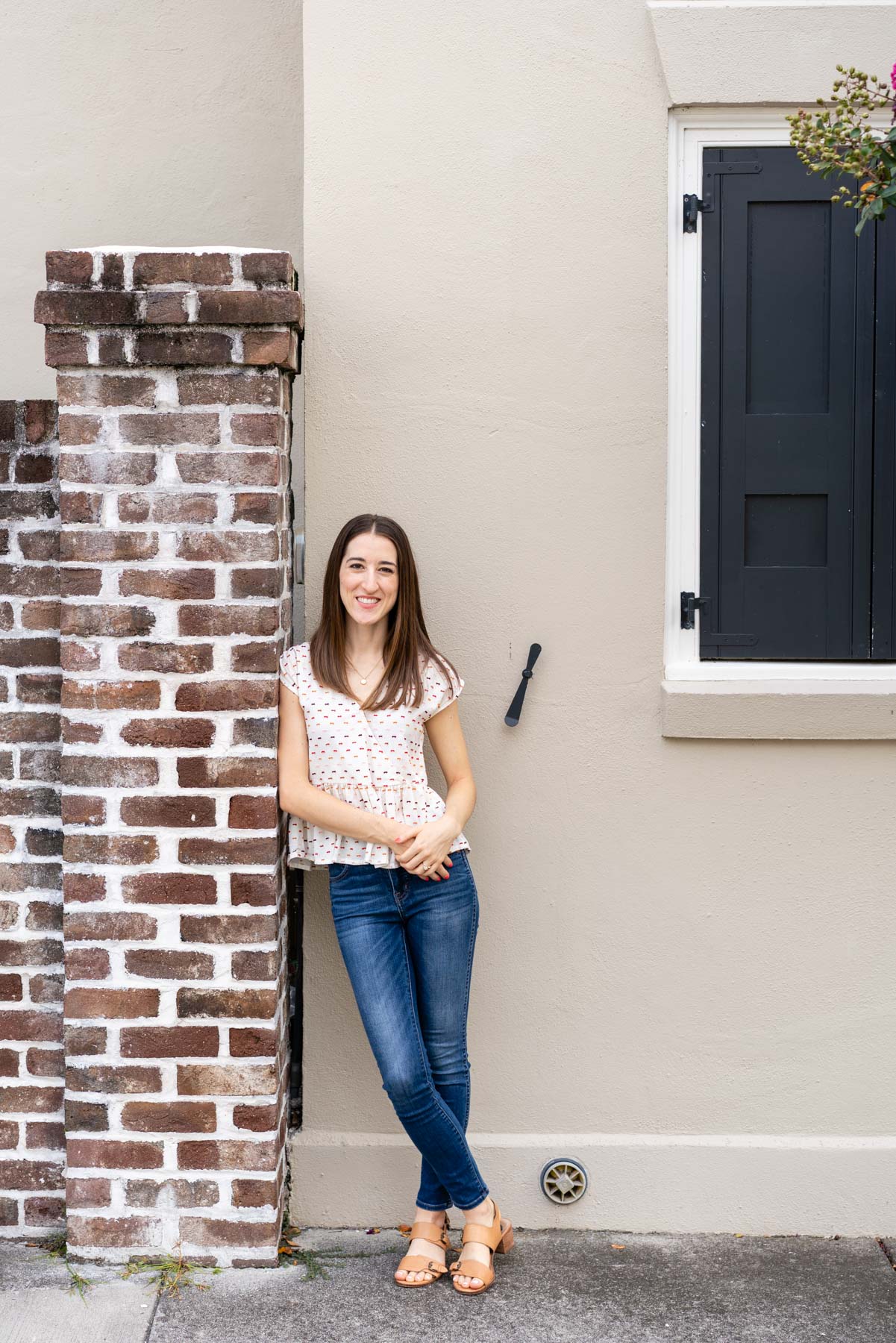 photoshoot poses for girls in jeans