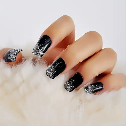 uñas negras con plata elegantes