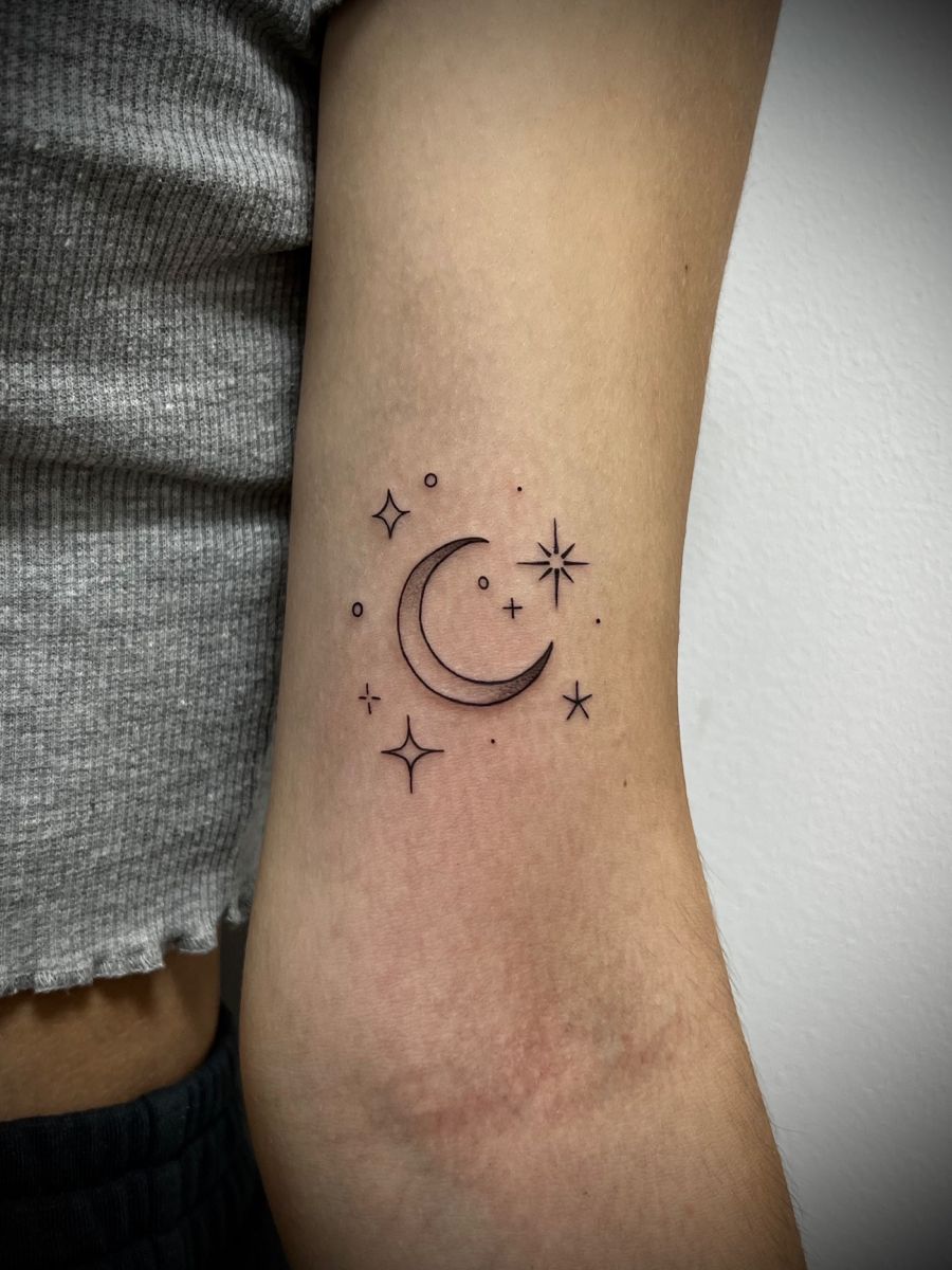 tatuaje luna y estrella pequeño