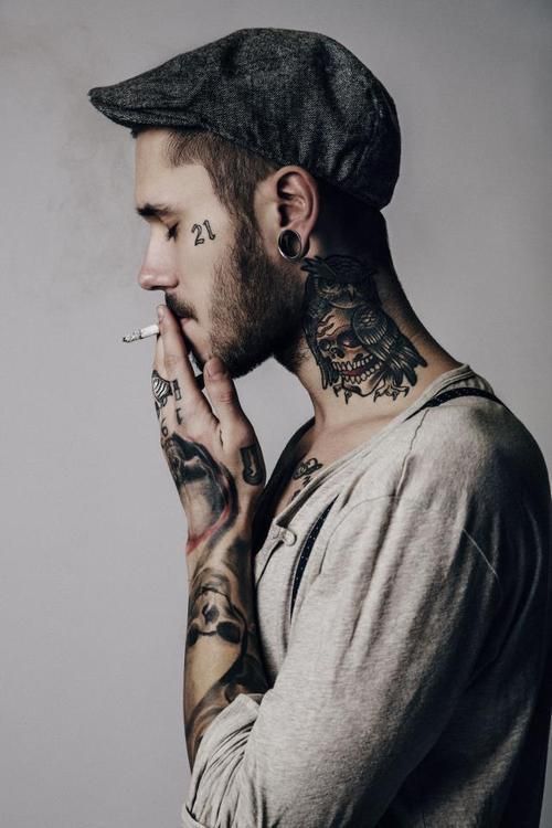 tatuaje cuello hombres