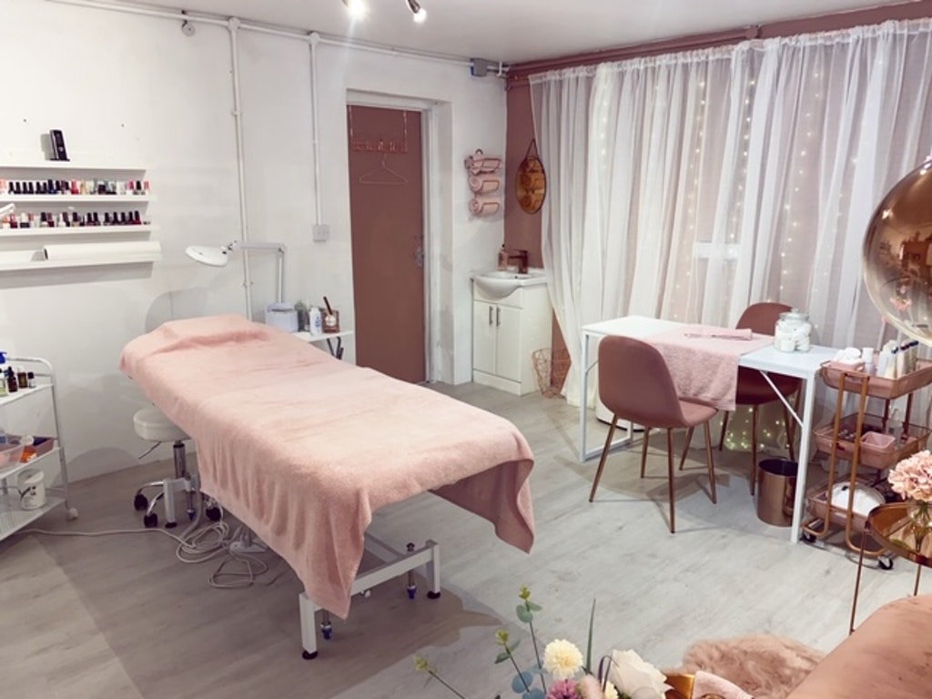 beauty room for lease