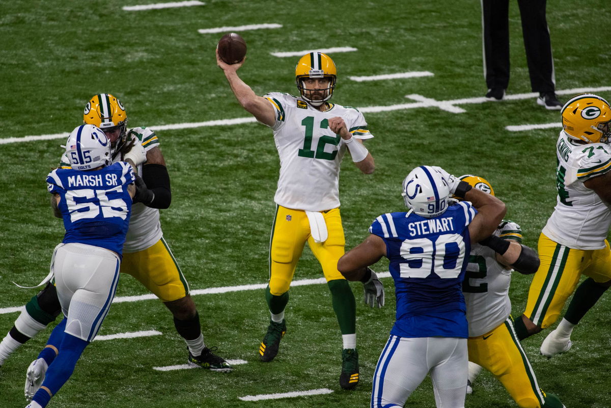 aaron rodgers throwing motion