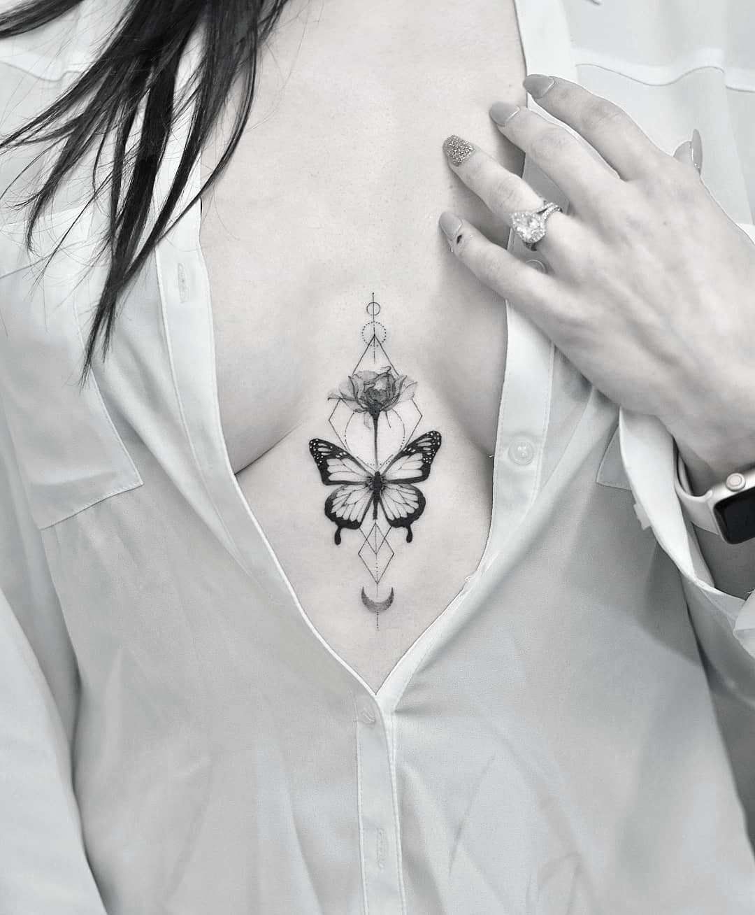 tattoo de mariposa en el pecho