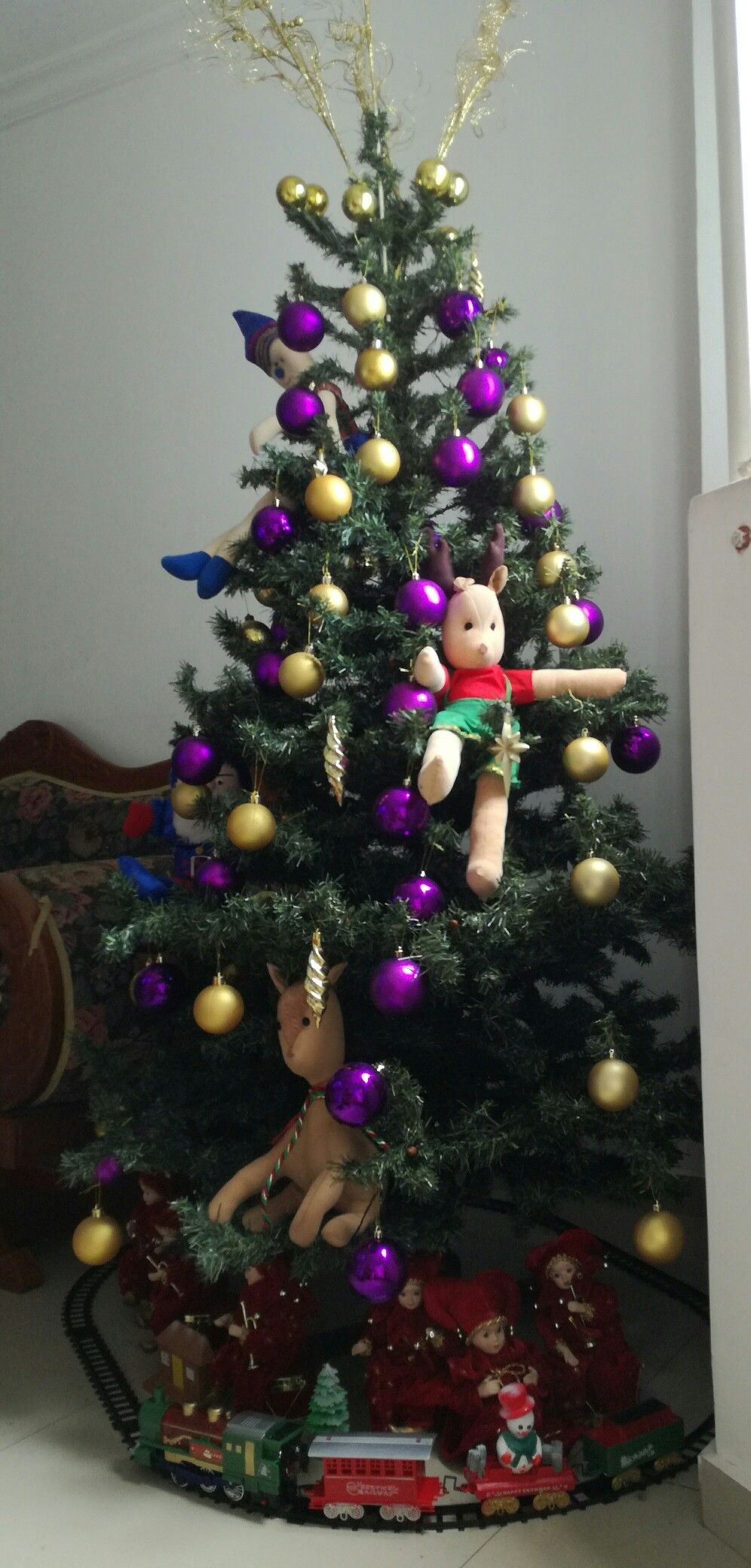 arbol de navidad morado y dorado