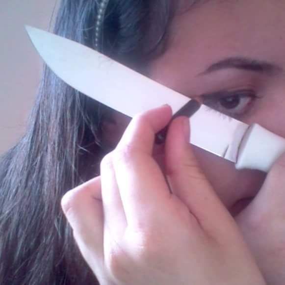 eyeliner with knife