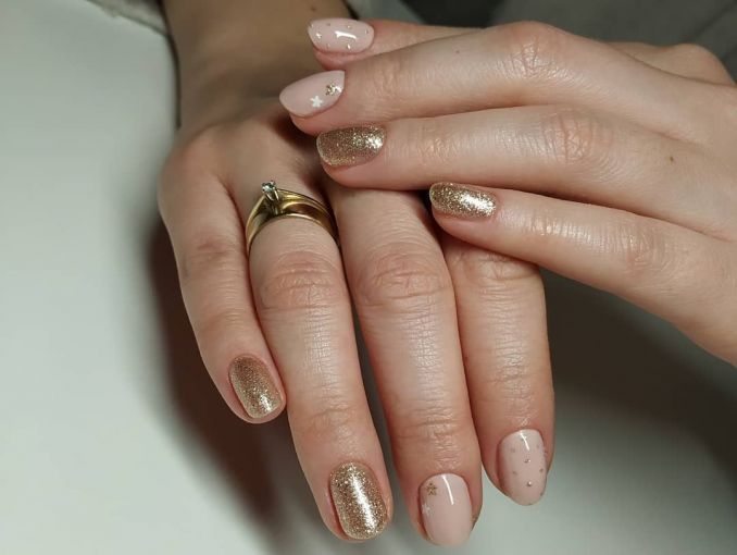 uñas cortas con dorado