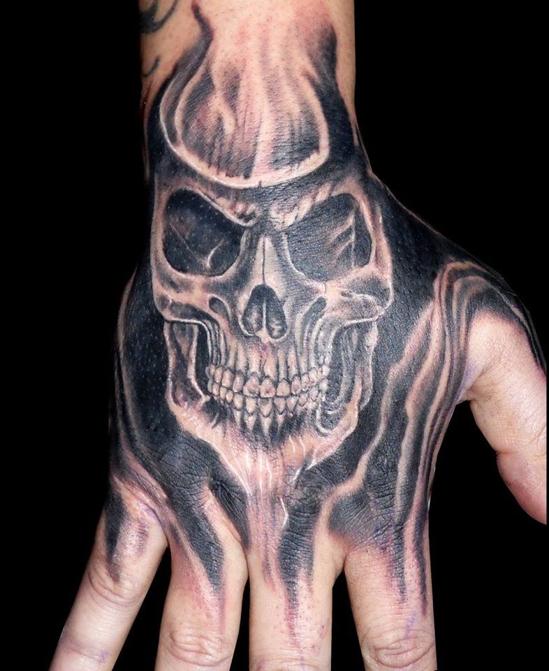 calavera tatuaje mano