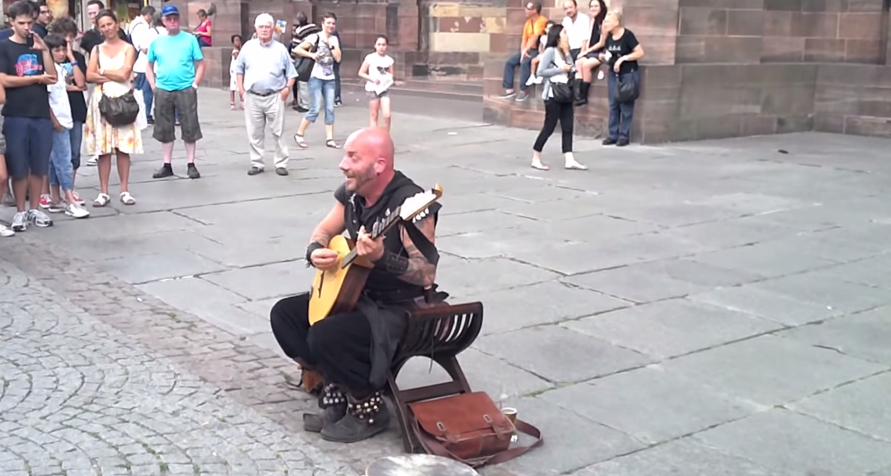 cantante callejero sorprendido por artista