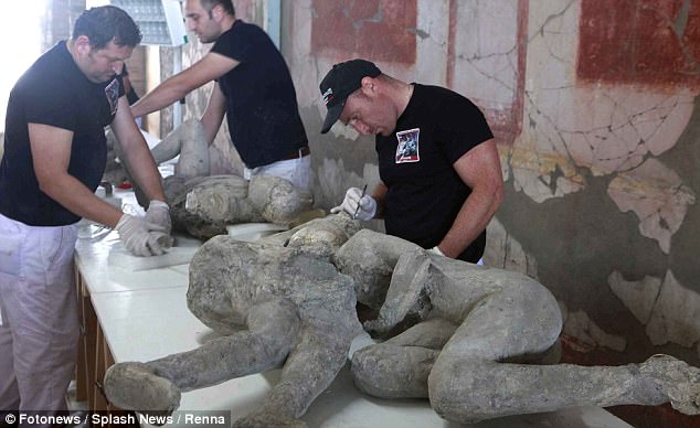 pompeii bodies lovers kissing