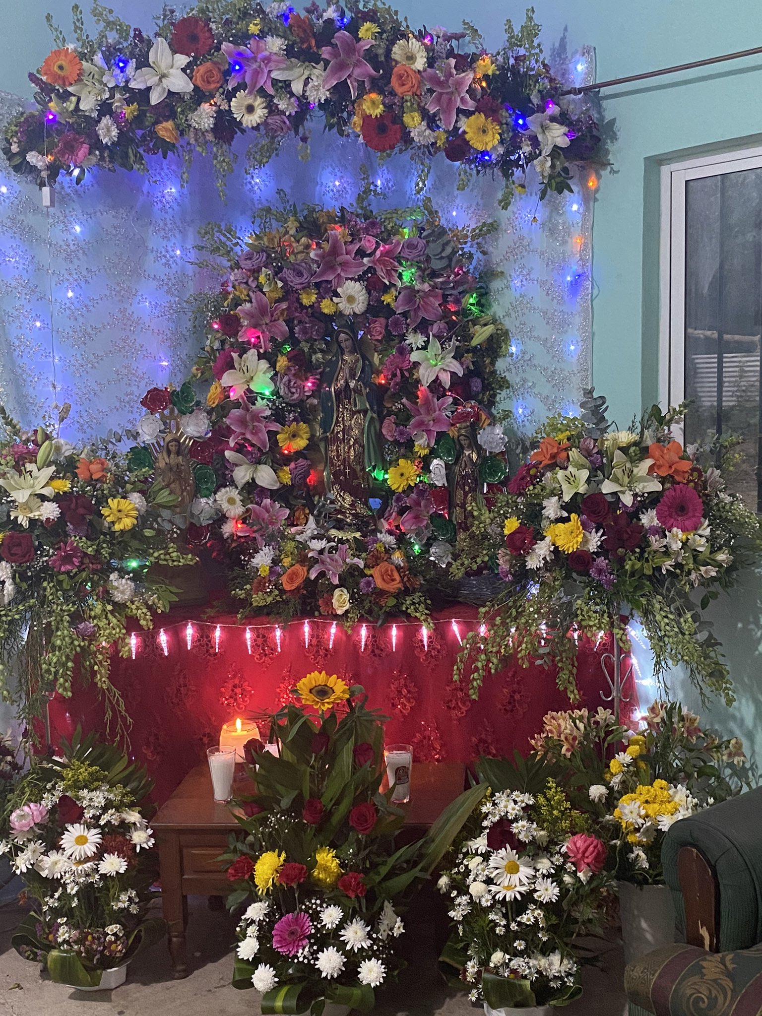 decoración para altar de la virgen