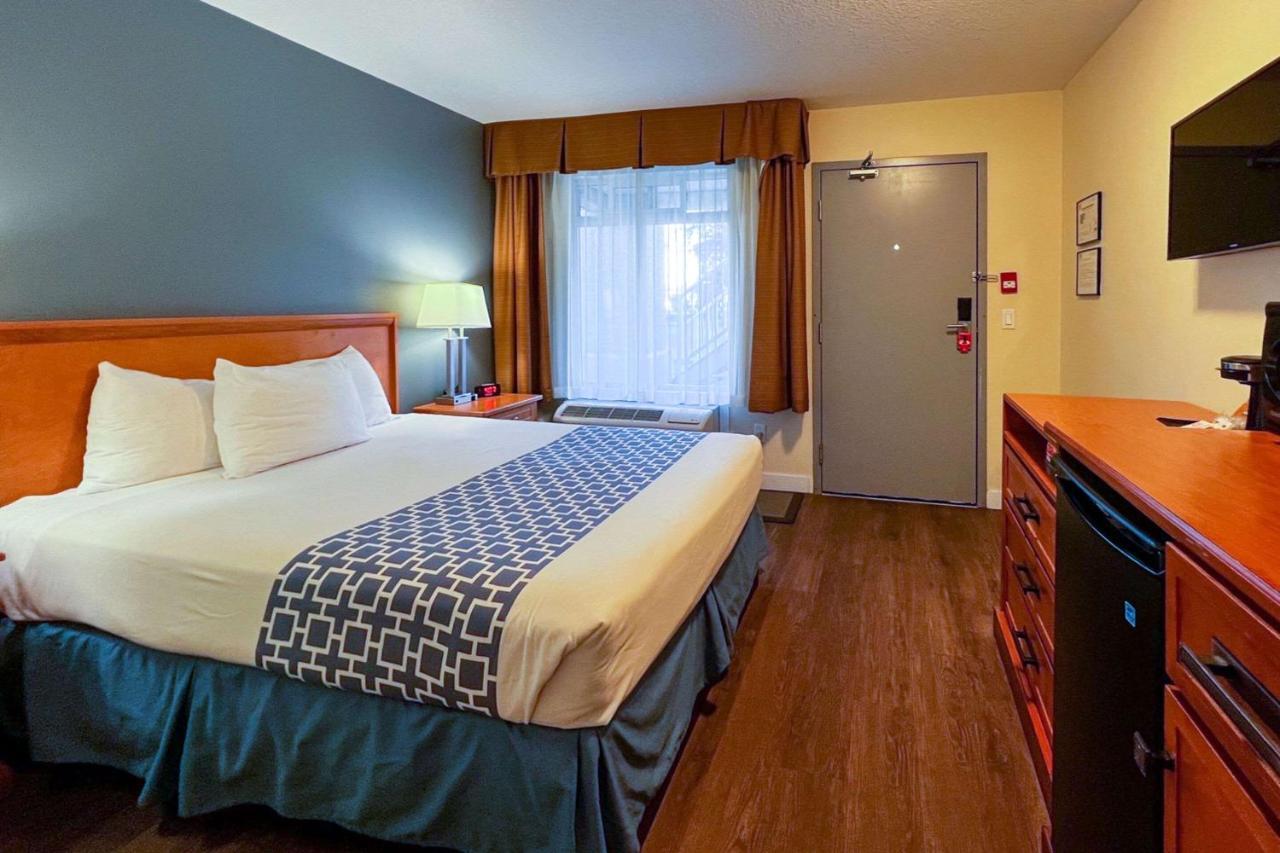 econo lodge university calgary