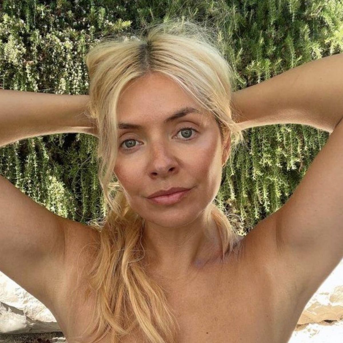 holly willoughby toples