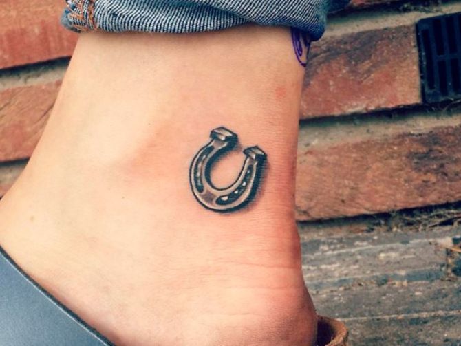 horse shoe tattoos