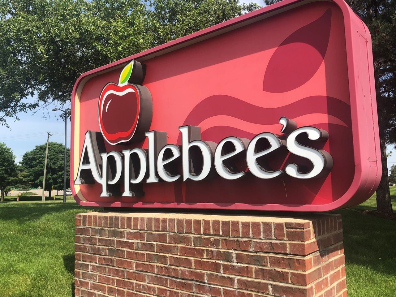 how late is applebees open today