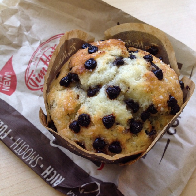 how many calories in tim hortons chocolate chip muffin