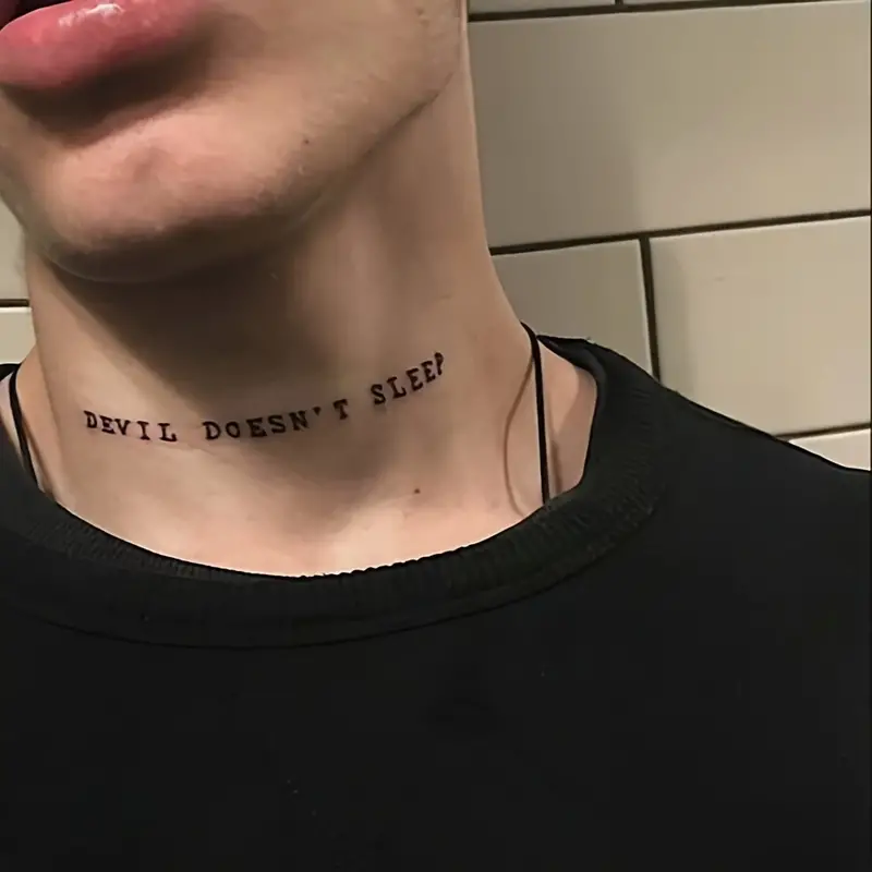 letras mujer tatuajes en el cuello