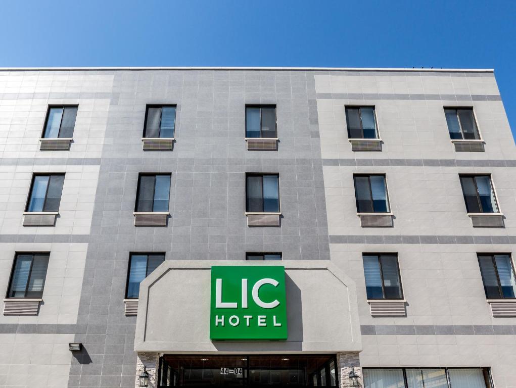 lic hotel queens new york