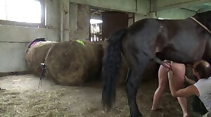 mujer follando con caballo