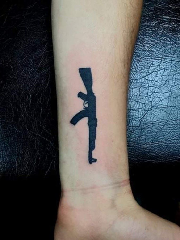 pequeño ak 47 tatuaje