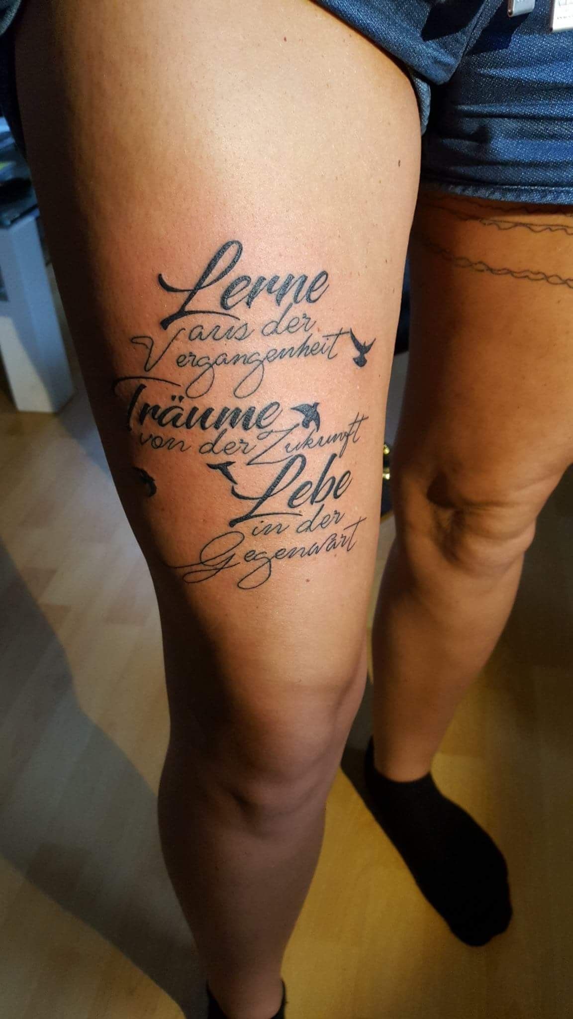 tattoo text oberschenkel