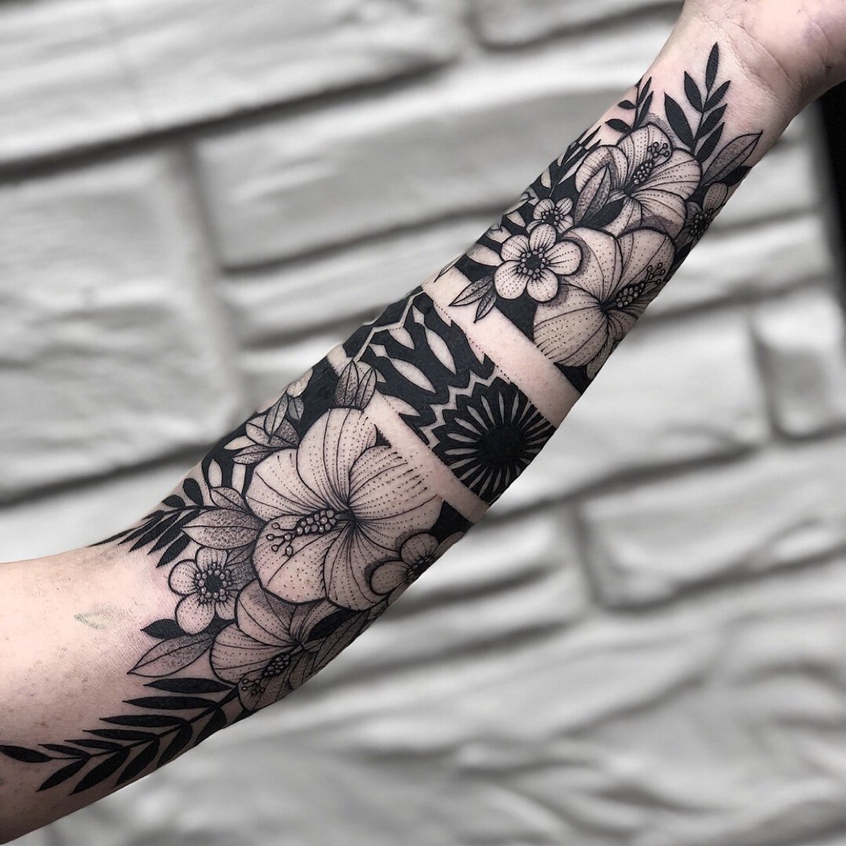 tatuaje flores brazo