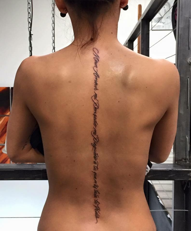 tatuajes columna vertebral mujer