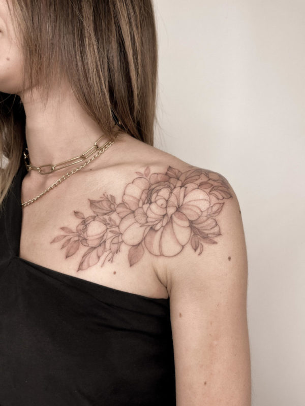 tatuajes de flores en el hombro