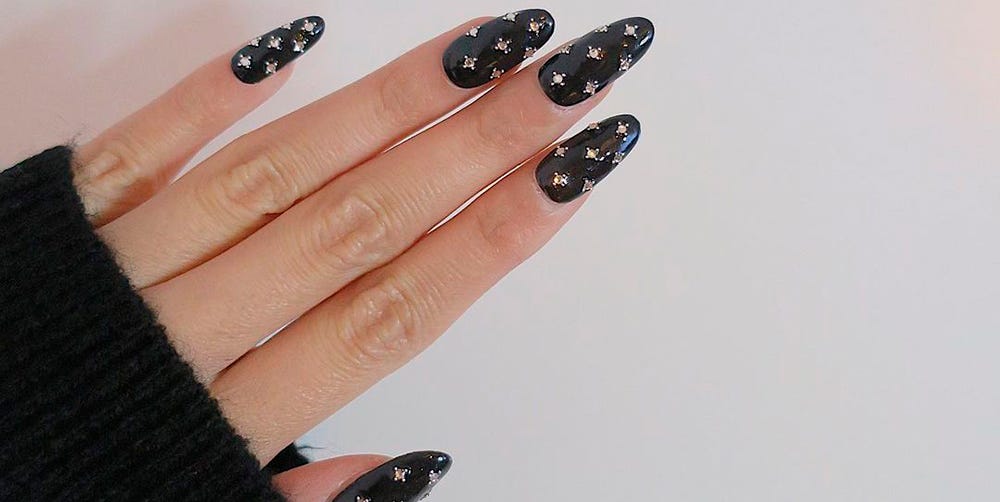 uñas negras con piedras