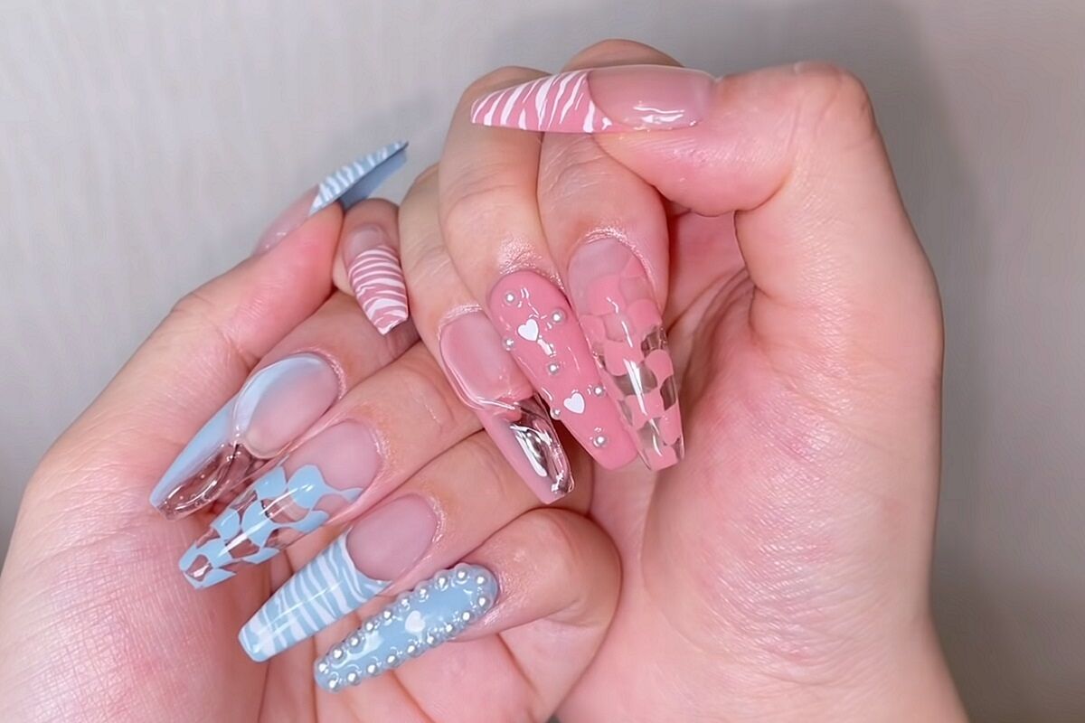 uñas transparentes con piedras