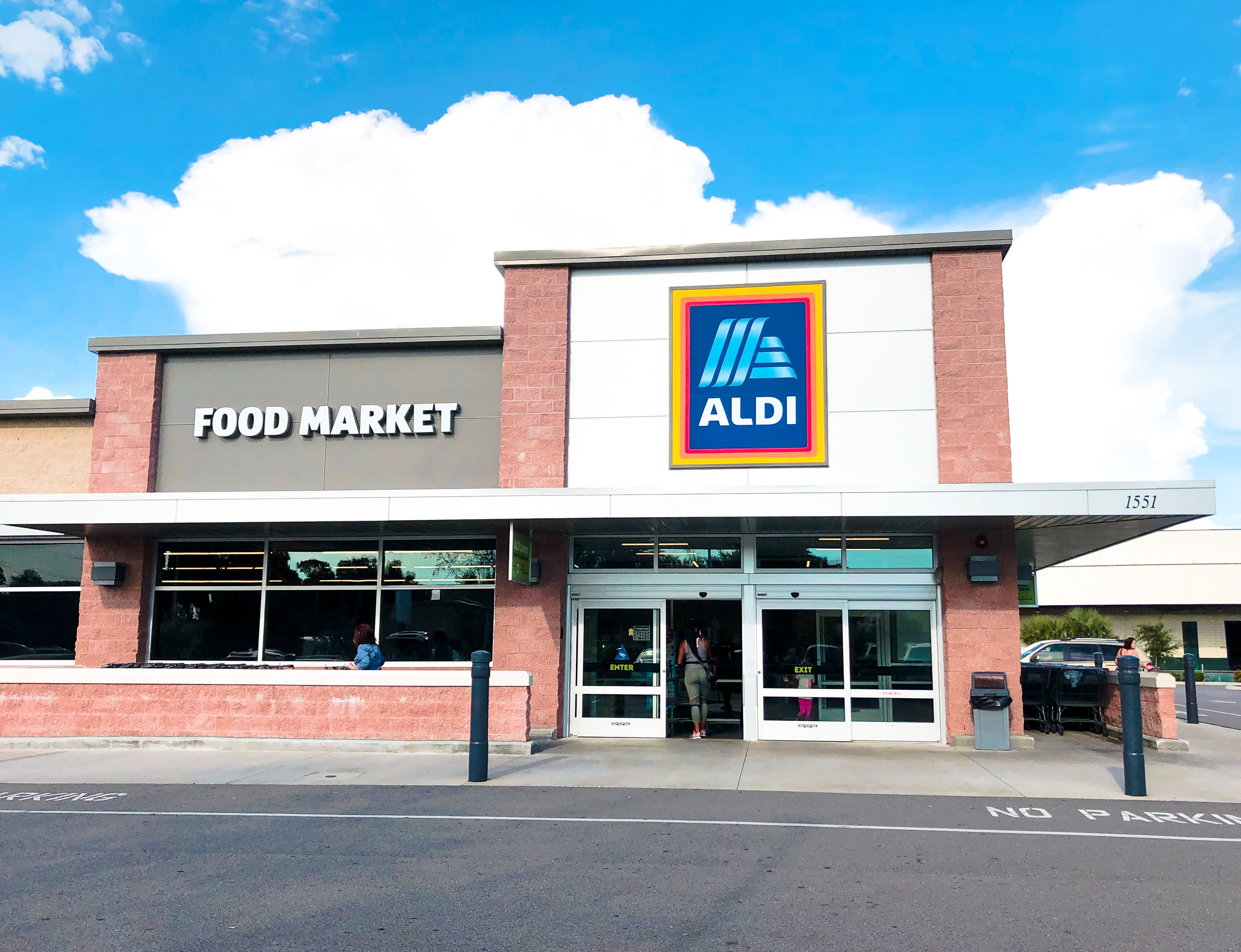 what time does aldi close on saturday